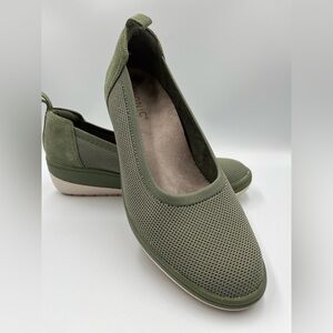 Vionic Army Green Wedge Size 9